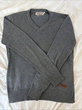 VOV Men’s Charcoal Gray V-Neck Sweater